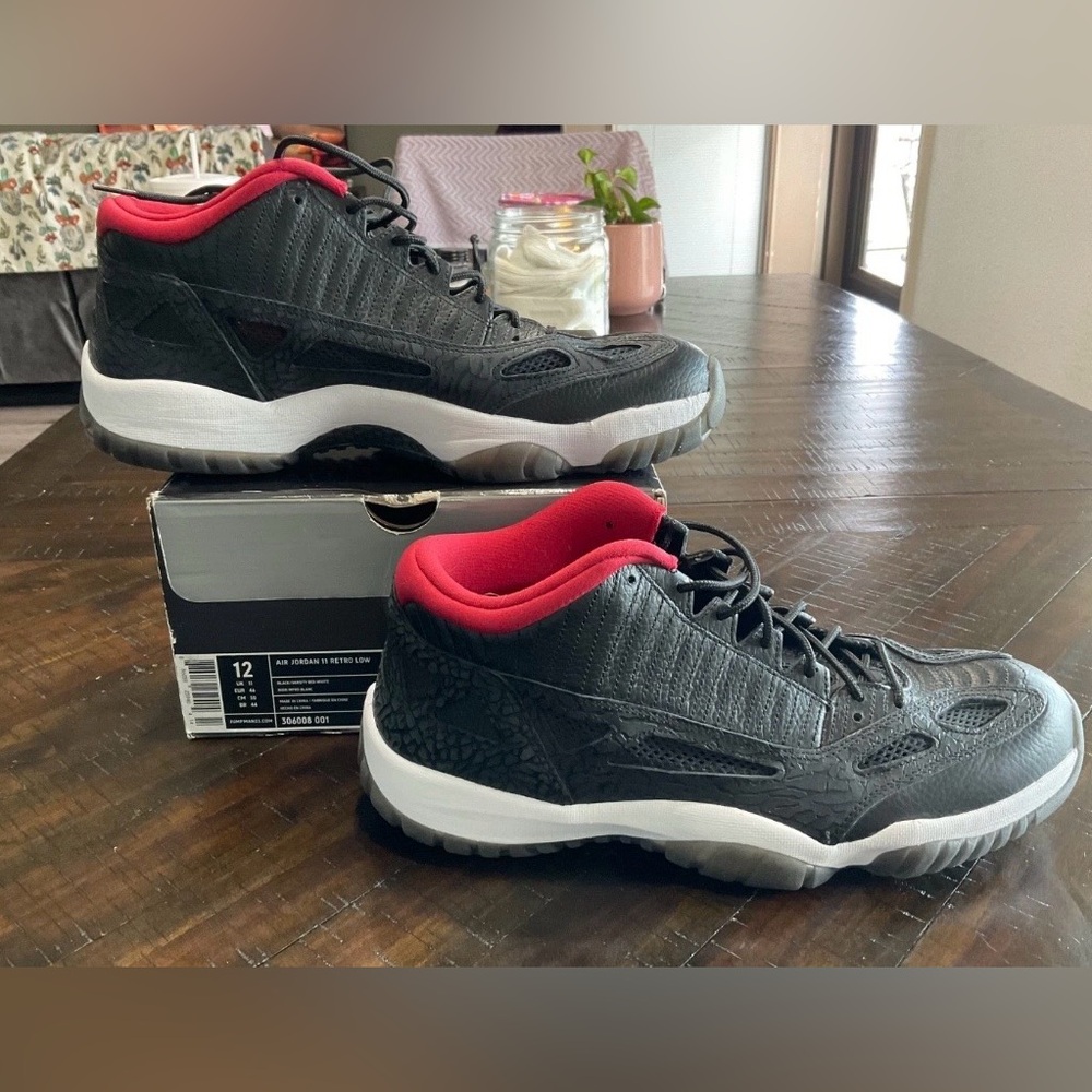 Air Jordan 11 Retro IE Low Black Charcoal Red Never Worn